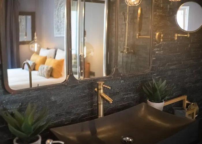 Miss Eiffel Tower Париж