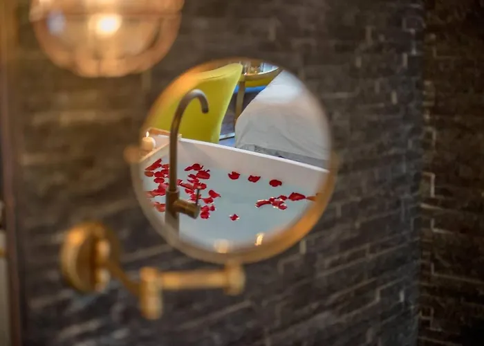 Miss Eiffel Tower Париж